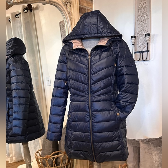 Beautiful classic navy winter puffer coat. French Connection Brand, Large. - Picture 2 of 5